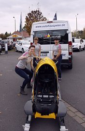 Drei starke Frauen verladen den 200-Kilo-Bob. (Foto: Fischer/Autohaus Peter)