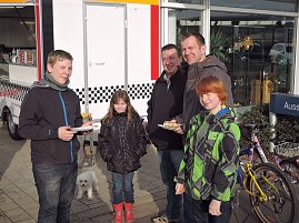Lutz Volkmann und Steffen Seidenstücker brachten ihre Kinder mit. Allen schmeckten die Burger. (Foto: Bierwisch/Autohaus Peter)