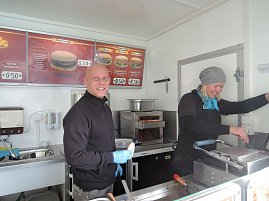 Burgermeister Marco Rossmann mit seiner Assistentin Nicole (Foto: Bierwisch/Autohaus Peter)