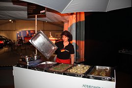 "Guten Appetit" wünschte das Seidel-Catering-Team. (Foto: Fischer/Autohaus Peter)