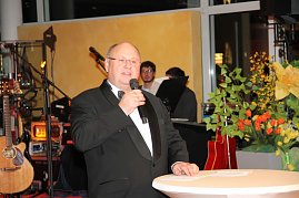Gastgeber Helmut Peter begrüßte die knapp 700 Ballgäste im Mercedes-Autohaus. (Foto: Fischer/Autohaus Peter)