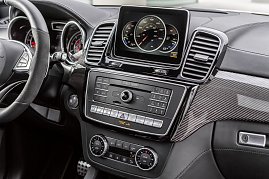 Mercedes-AMG GLE, Interieur: Nappaleder Schwarz, Zierteile  Carbon / Klavierlack schwarz, COMAND Online mit 20,3 cm großem Media-Display (Foto: Daimler AG)