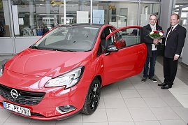 Frank Schaubs beglückwünscht Michael Backmann zum neuen Opel-Corsa. (Foto: Jung/Autohaus Peter)
