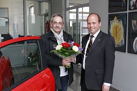 Glücklicher Gewinner: Michael Backmann (links).  (Foto: Jung/Autohaus Peter)