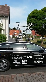 "Muskelkater" on Tour von Sondershausen nach Pößneck mit Extremradsportler Guido Kunze und Begleitfahrzeug vom Autozentrum Peter in Mühlhausen. (Foto: Susanne Hohlbein)
