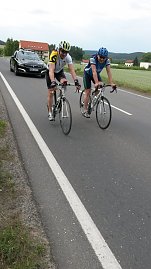 "Muskelkater" on Tour von Sondershausen nach Pößneck mit Extremradsportler Guido Kunze und Begleitfahrzeug vom Autozentrum Peter in Mühlhausen. (Foto: Susanne Hohlbein)