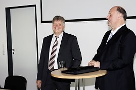 Ausbildungsleiter Achit Tölle und Geschäftsführer Helmut Peter (Foto: Fischer/Autohaus Peter)