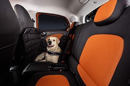Readyspace-Sitze kann man um 12 cm absenken, um das Einsteigen zu erleichtern. Beim Fahren bieten sie die perfekte und sichere Unterlage für Ihren Hund. Angurten bleibt Pflicht. (Foto: Daimler AG)