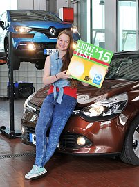 Melina Schikorr (18) aus Einbeck ist das Gesicht des Lichttests 2015 und ehrenamtlicher "Schutzengel" der Verkehrswacht des Landkreises Northeim.  (Foto: ZDK)