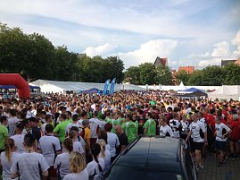 Über 8000 Läufer drängten sich vor dem Start, der nur in zeitlichen Staffelungen möglich war. (Foto: privat)