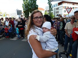 Kleiner Mann auf Mamas Arm: mit sechs Wochen gewiss der jüngste Zuschauer. (Foto: Fischer/Autohaus Peter)