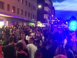 Party in der Kranichstraße. (Foto: Wiesner/Autohaus Peter)