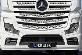 Mercedes-Benz; Actros 1863 LS; 4x2; Sondermodell 20 Jahre Actros; OM 473 Euro VI mit 460 kW (625 PS); 15,6 L Hubraum; 2,5m GigaSpace-Fahrerhaus; Lackierung: diamantweiß metallic (Foto: Daimler AG)