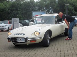 Dr. Dr. Helmut Wagner fährt mit seinem Jaguar ins Ziel. (Foto: Becker/Autohaus Peter)