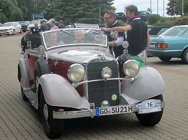 Startnummer 16: Mercedes-Benz Cabrio, Baujahr 1933, mit Jörg Thomas Suchfort am Steuer. (Foto: Becker/Autohaus Peter)