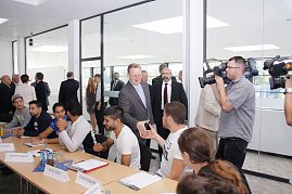 Unter großem Presserummel stellte Helmut Peter heute seine Flüchtlingsklasse vor und empfing Ministerpräsident Bodo Ramelow. (Foto: Fischer/Autohaus Peter)