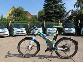 Im Bild von links: Dirk Meißgeier (EVN), Steffen Loup und Sven Dörmann (WBG), Andreas Peter und Johannes Gerlach (Autohaus Peter) präsentieren die 6 SMART fortwo electric drive & das SMART-E-Bike.  (Foto: Greiner)