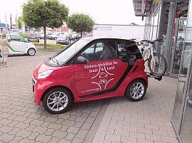 Für das neue E-Bike von smart ließ Edgar Schulz gleich eine Fahrradhalterung an den neuen smart anbauen. (Foto: Janke/Autohaus Peter)