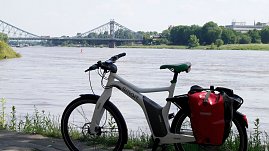 Im Hintergrund erregt das "Blaue Wunder" in Dresden großes Aufsehen, im Vordergrund ist es das E-Bikes von Edgar Schulz. (Foto: Schulz)