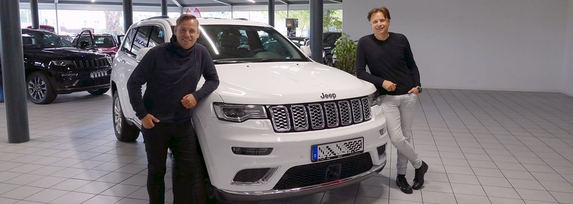 Aus Jeep-Fans mit „Bergdoktor“-Affinität wurden Geschäftspartner und inzwischen auch Freunde: Verkäufer Danny Kindervater und Regisseur Jorgo Papavassiliou.        