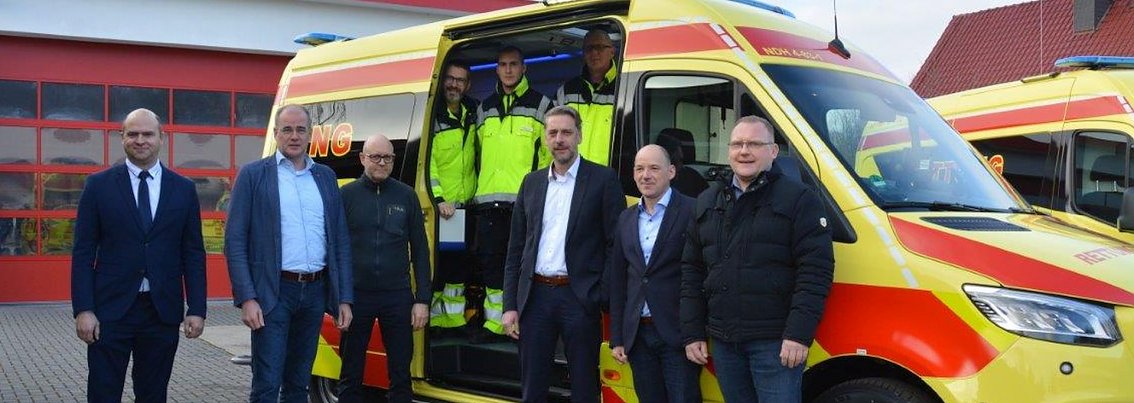 Großer Bahnhof bei der Fahrzeug-Übergabe mit Vertretern von Landkreis und Rettungsdienstgesellschaft sowie Bürgermeistern und unserem Verkaufsberater Hanjo Lautenschläger (rechts), der als fachlicher Berater fungierte.
