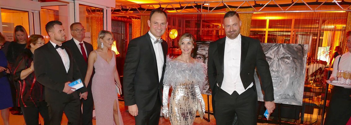 Andreas Peter begrüßte die Ballgäste auf dem Roten Teppich, der passend zum Ballmotto diesmal goldfarben war.