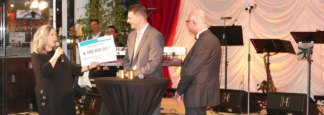 Einen 6,1 Millionen-Euro-Scheck für einen Hybrid-OP übergab Ministerin Heike Werner an die Geschäftsführer des Südharz-Klinikums Guido Hage und Dr. Matthias Brucke.