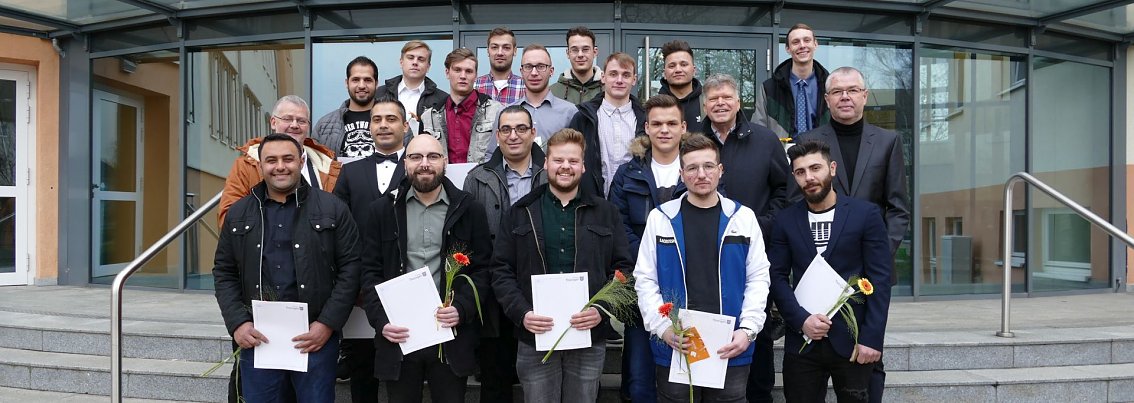Letztes Klassenfoto vor dem Staatlichen Berufsschulzentrum für die Klasse Kfz-Technik 16 b. Nun sind die einstigen Azubis sie Gesellen.