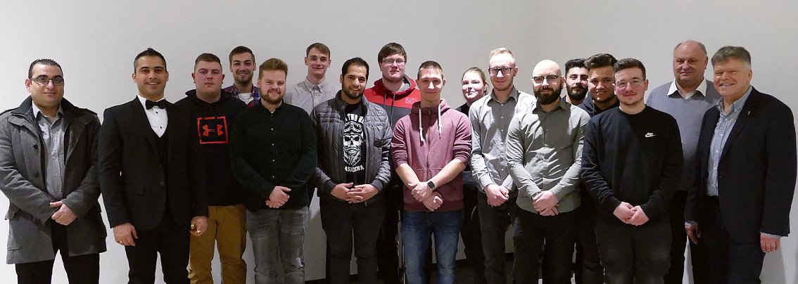 Nach den Zeugnissen gab es im Betrieb gleich noch die Arbeitsverträge und den Glückwunsch vom Chef.