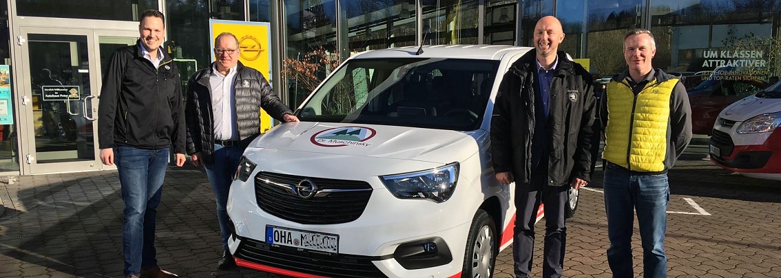 Fahrzeugübergabe im OPEL-Haus in Osterode. Im Bild von links: Dominik Metzen, Frank Muschinsky, Michael Pape (Skoda), der das Geschäft vermittelt hatte, und Centerleiter Martin Lohoff.