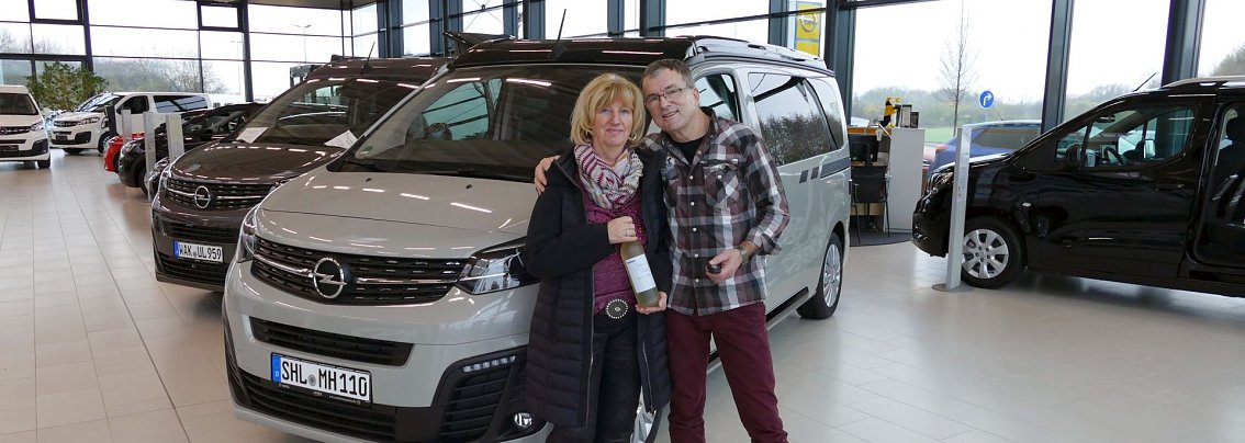 Gerade noch zum Anschauen auf der Messe - heute schon zum Nachhausefahren. Martina und Hans-J&uuml;rgen Dehmel sind happy &uuml;ber ihren neuen OPEL Crosscamp.