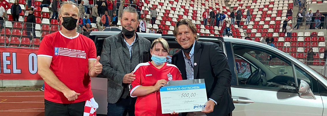 Ger&uuml;hrt von der Spendenaktion der Rot-Wei&szlig;en und unseres Autohauses, hatte Stefanie Meder Tr&auml;nen in den Augen. Von links: Jens Tr&ouml;litzsch (F&ouml;rderverein Fu&szlig;ballherz), Thomas Heimb&uuml;rger (Autohaus Peter), Stefanie Meder und Volker Greuel (RWE).