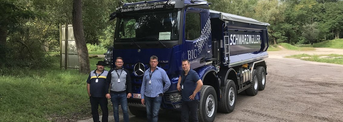 Lkw-Verk&auml;ufer Andr&eacute; Schmidt (2.v.l.) hatte zum pers&ouml;nlichen Testen nach &Ouml;tigheim eingeladen. Die Unternehmer Ralf Pf&uuml;tzenreuter, Gunnar H&uuml;ttig und Udo Stitz waren begeistert, die Turbo-Retarder-Kupplung und die hydraulisch angetriebene Vorderachse (HAD) unter realen Bedingungen zu auszuprobieren.