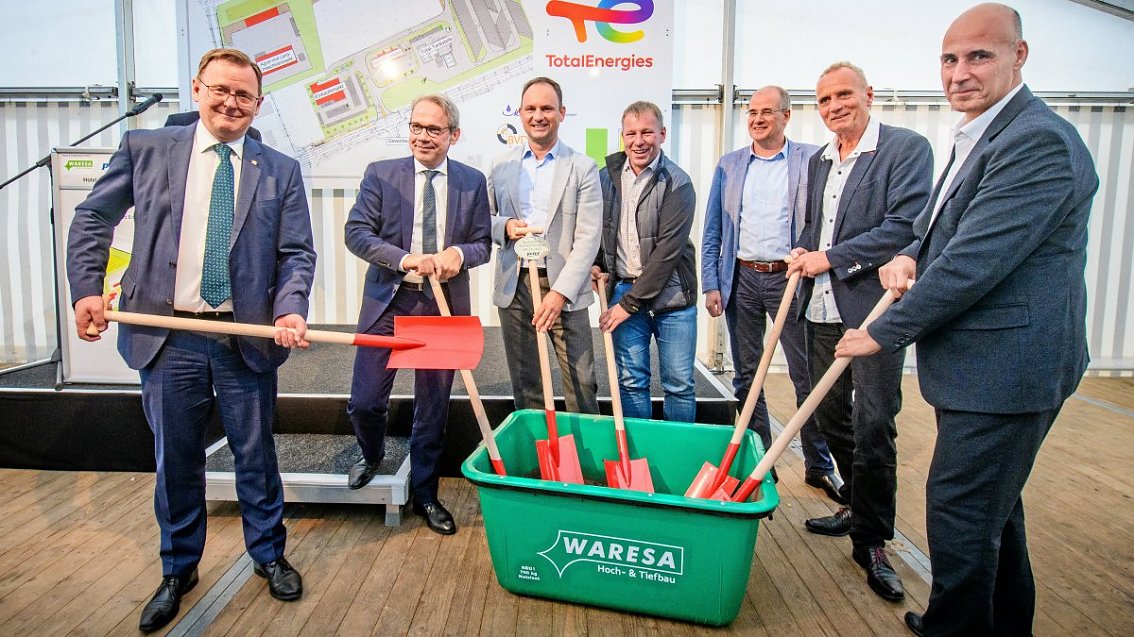 Gro&szlig;projekt Spatenstich f&uuml;r Autohof an der A 38