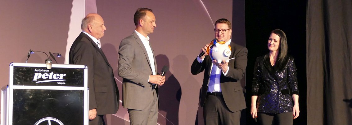 20.000 Euro kamen durch Spenden f&uuml;r das "Gr&uuml;ne Klassenzimmer" zusammen. OB Torsten Zugeh&ouml;r freute sich &uuml;ber das prallgef&uuml;llte Sparschwein.