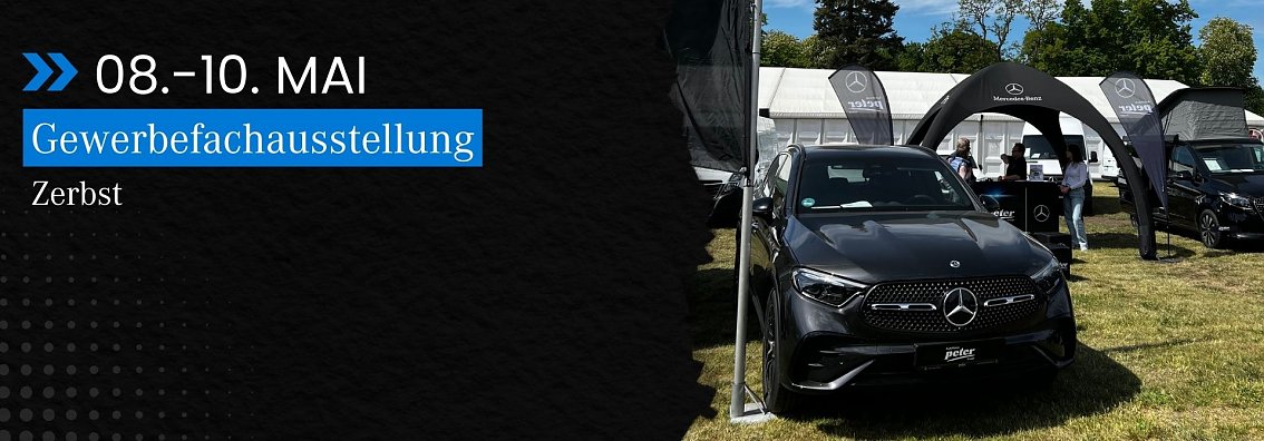 Fahrzeuge an einem Promotion-Stand mit der Terminvormerkung.