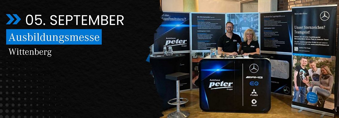 Es ist ein Messestand zum Thema Berufsausbildung bei Autohaus Peter mit verschiedenen Bannern und Roll-Ups, sowie zwei Mitarbeiter, welche den Stand betreuen, zu sehen.