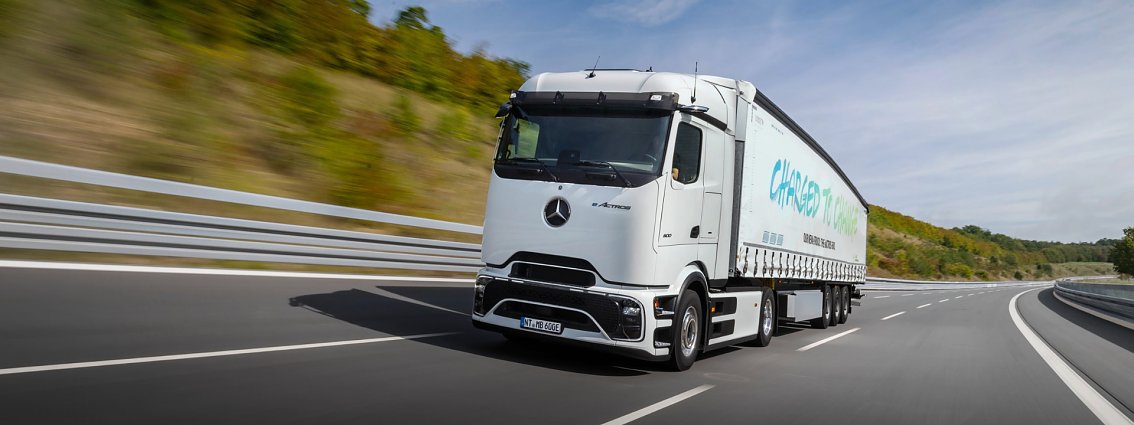 Eine eActros 600 Sattelzugmaschine auf einer asphaltierten Stra&szlig;e. 