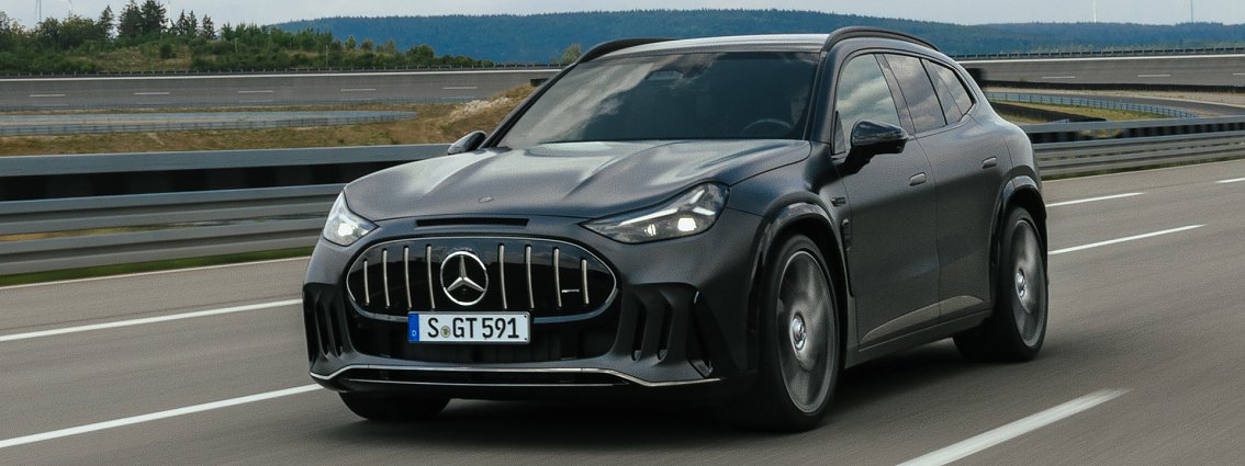 Ein vollelektrischer AMG GT in matt-grau. Er f&auml;hrt auf einer Stra&szlig;e in Fahrtrichtung links.