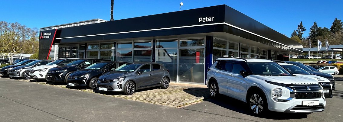 Mitsubishi-Center Peter in Nordhausen mit moderner schwarzer Fassade, gro&szlig;en Glasfronten und mehreren ausgestellten Autos vor dem Geb&auml;ude.