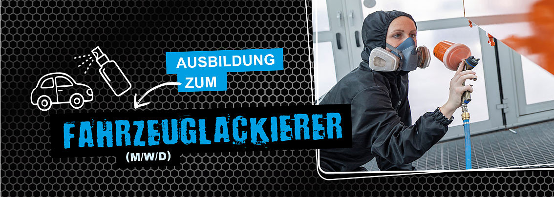 Person mit Atemschutzmaske und Schutzkleidung lackiert konzentriert ein Autoteil mit einer Lackierpistole in einer hellen Werkstatt. (Foto: Autohaus Peter) Fahrzeuglackiererin trägt Schutzkleidung und lackiert ein Fahrzeug mit einer Spritzpistole.