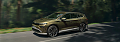 koda Enyaq (Seitenansicht) fährt schnell auf einer Straße durch den Wald. (koda Auto Deutschland GmbH)