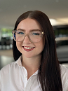 Amelie Retzlaff im neuen Schauraum in Dessau