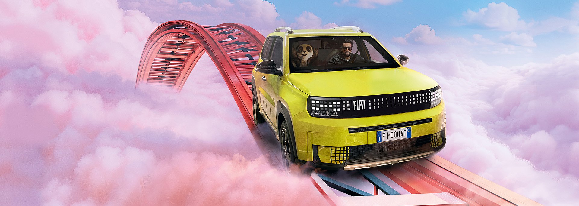 Gelber Fiat fährt auf einer surrealen, roten Achterbahn durch rosa Wolken; ein Mann und ein Panda sitzen im Auto.