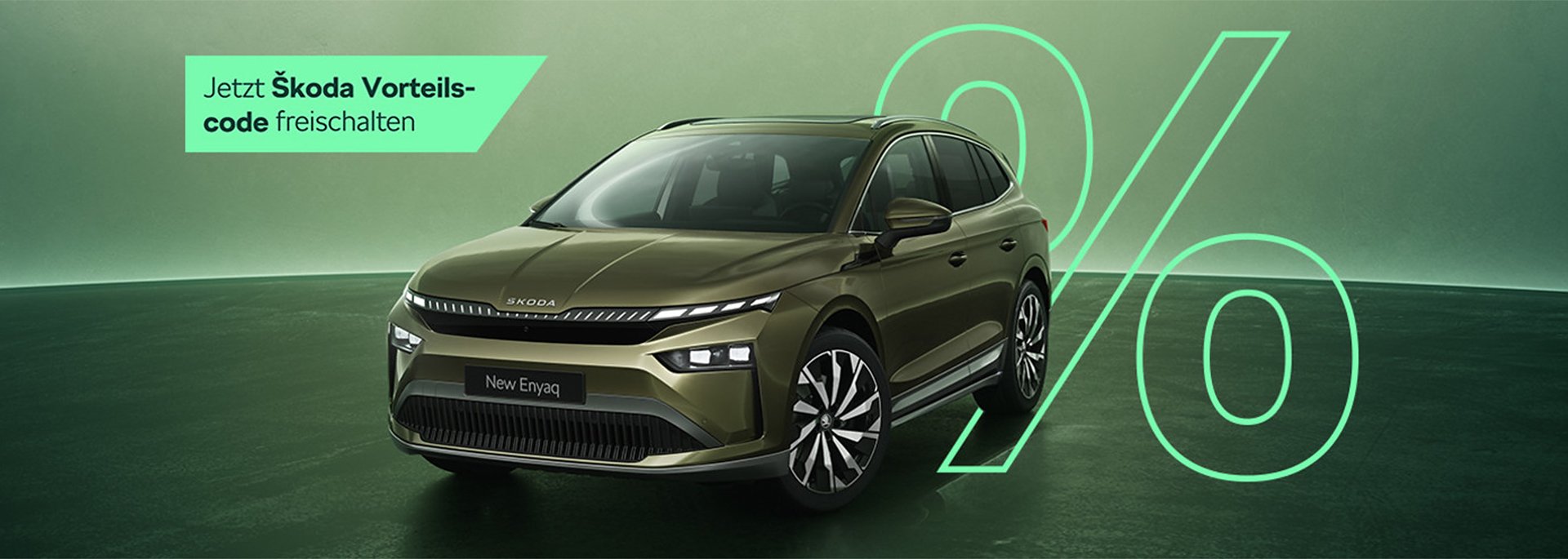 Grafik mit grünem Skoda Enyaq vor grünem Hintergrund und Prozentzeichen