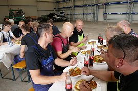 Mittagessen für unser Service-24-Stunden-Team und alle Service-Kollegen (Foto: Fischer/Autohaus Peter)