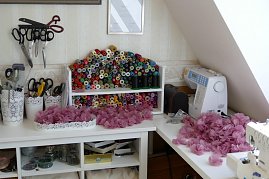Materiallager: Garne, Blüten, Pailletten, Steine und Handwerkszeug. (Foto: Fischer/Autohaus Peter)