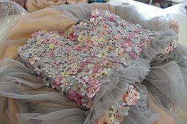 Mandys Ballkleid: Alle Blüten sind auch an diesem Traumkleid handgefertigt und mit Swarovskis beklebt. (Foto: Fischer/Autohaus Peter)