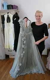 Mit diesem Kleid in zartem Grün bewarb sich Mandy Müller vor 6 Jahren das erste Mal zum Fashion-Award des Leipziger Opernballs "Der Goldene Charlie", wie er damals noch hieß. (Foto: Fischer/Autohaus Peter)