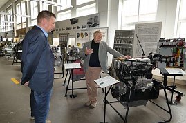 Helmut Peter und Hans-Georg Franke beim Rundgang durchs IFA-Museum mit den TÜV-Repräsentanten und ihrem Pressereferenten.  (Foto: fischer)